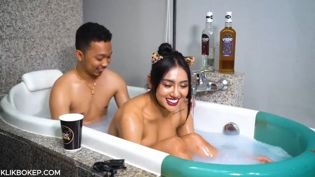 Bokep Indo Melly3gp si Manis Mandi Bareng di Bak Mandi Hotel Mewah