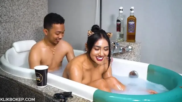 Bokep Indo Melly3gp si Manis Mandi Bareng di Bak Mandi Hotel Mewah