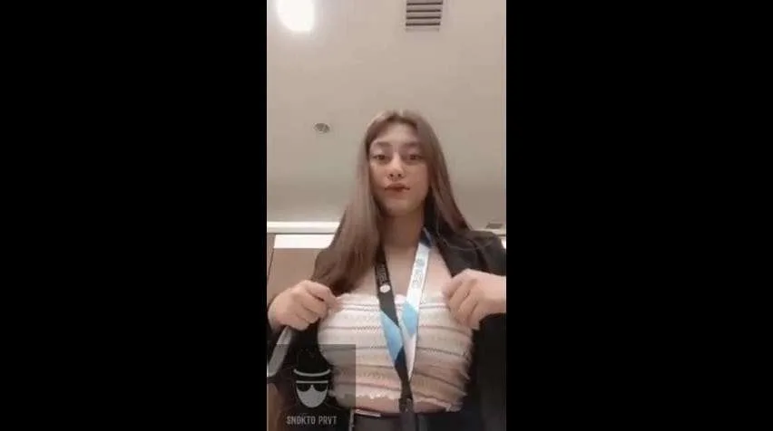 Bokep Indo Jolina Suarez Pamer Tobrut di Toilet Kantor Menggoda